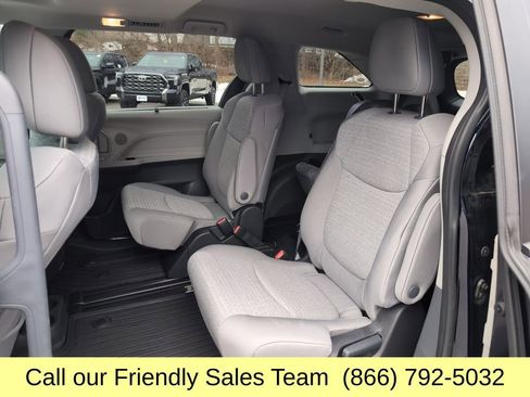 Used 2024 Toyota Sienna LE w/ LE Plus Package image 25