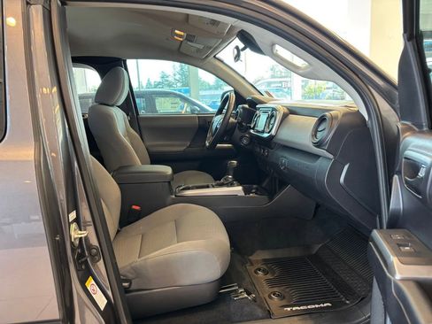 Used 2019 Toyota Tacoma SR5 w/ SR5 Appearance Package (SM) AWD/4WD image 22