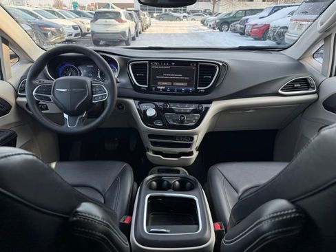 Used 2024 Chrysler Pacifica Touring-L image 25