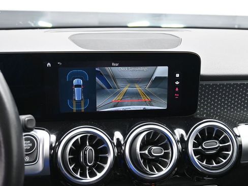 Used 2025 Mercedes-Benz GLB 250 4MATIC image 17