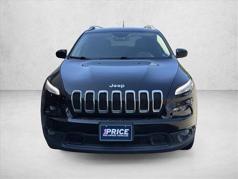 Used 2018 Jeep Cherokee Latitude Plus w/ Comfort/Convenience Group AWD/4WD image 2