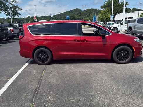 Used 2025 Chrysler Pacifica Select FWD image 3