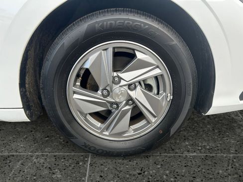 Certified 2025 Hyundai Elantra SE image 9