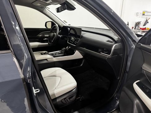 Used 2024 Toyota Grand Highlander AWD image 23