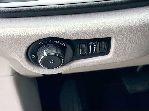 Used 2024 Chrysler Pacifica Touring-L FWD image 11