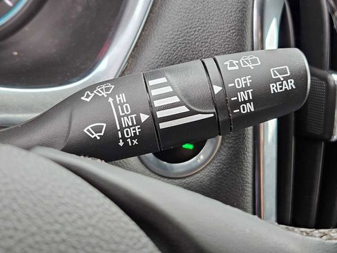 Used 2023 Chevrolet Traverse LT image 28