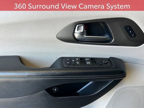 Used 2021 Chrysler Pacifica Touring-L FWD image 14