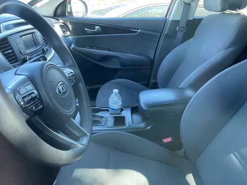 Used 2016 Kia Sorento LX image 9