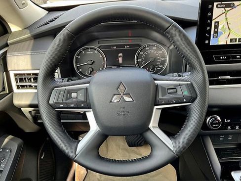 New 2025 Mitsubishi Outlander SE image 10