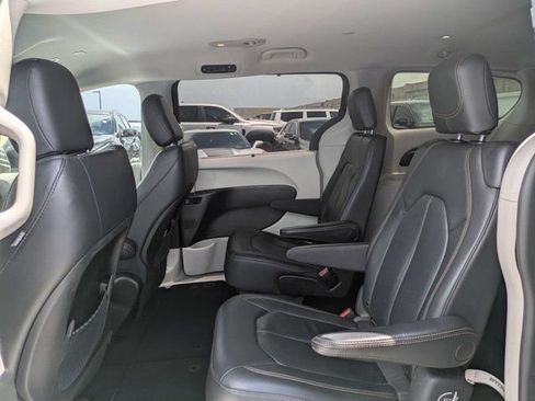 Used 2019 Chrysler Pacifica Touring-L FWD image 14