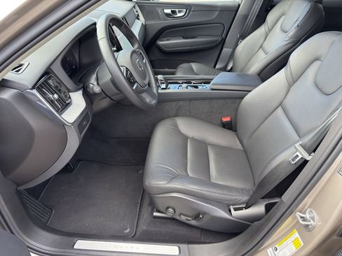 Certified 2025 Volvo XC60 B5 Plus image 9