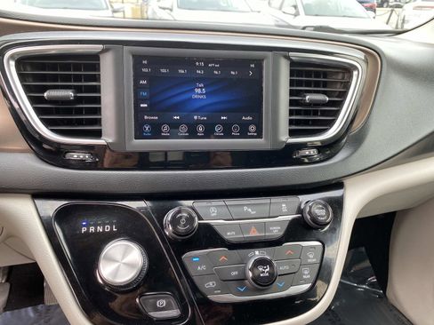 Used 2019 Chrysler Pacifica Touring-L FWD image 10