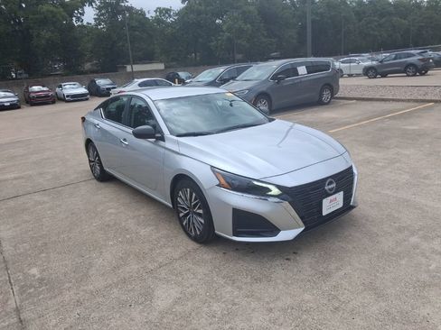 Used 2025 Nissan Altima 2.5 SV FWD image 6