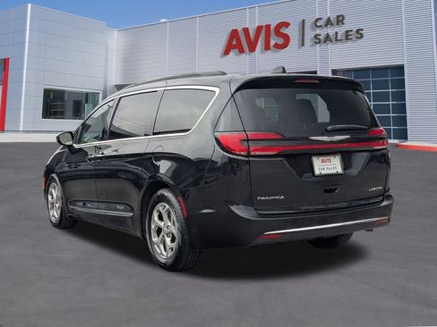 Used 2023 Chrysler Pacifica Limited image 3