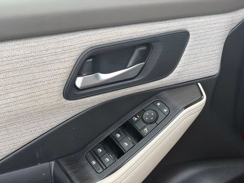 Used 2021 Nissan Rogue SV FWD image 13