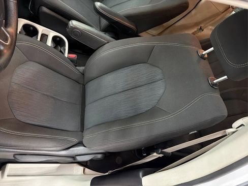 Used 2021 Chrysler Voyager L image 30