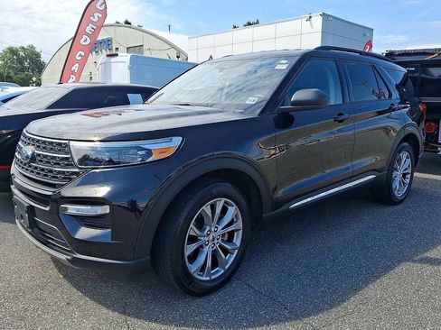 Certified 2023 Ford Explorer XLT w/ Equipment Group 202A AWD/4WD image 1