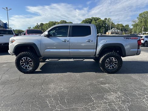 Used 2016 Toyota Tacoma TRD Off-Road w/ Premium & Technology Package AWD/4WD image 4