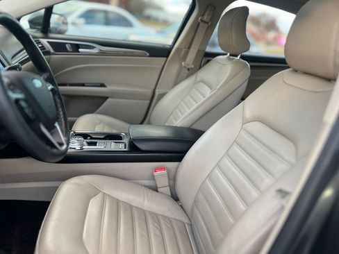 Used 2017 Ford Fusion SE w/ Fusion SE Technology Package image 17