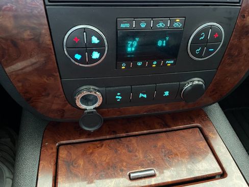 Used 2011 Chevrolet Avalanche LTZ image 37