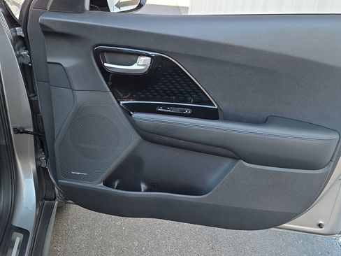 Used 2022 Kia Niro EX Premium image 31