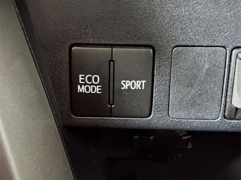 Used 2018 Toyota RAV4 LE image 37