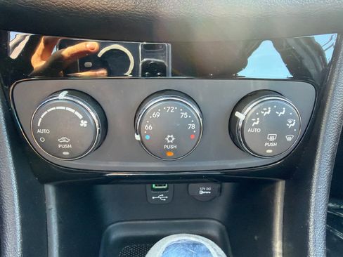 Used 2013 Chrysler 200 Touring image 10