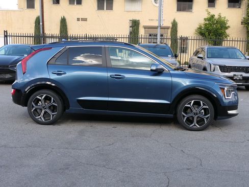 New 2025 Kia Niro EX Touring image 2