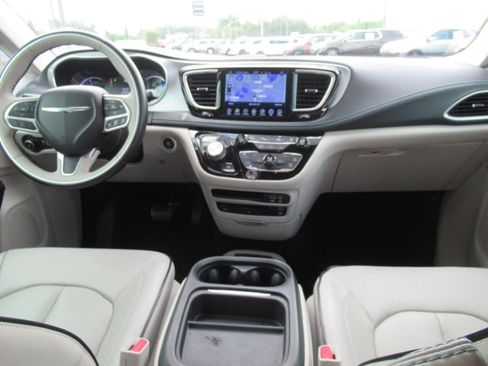 Used 2017 Chrysler Pacifica Platinum FWD image 12