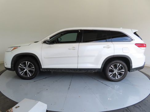 Used 2019 Toyota Highlander Plus FWD image 6