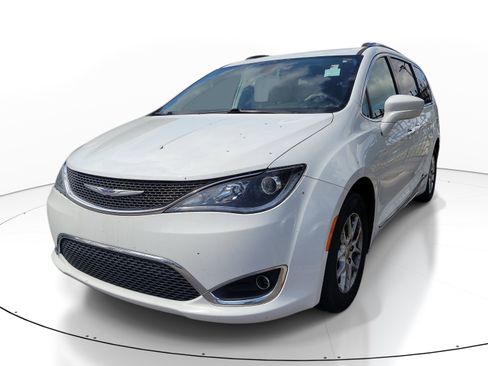 Used 2020 Chrysler Pacifica Touring-L FWD image 3