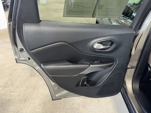 Used 2019 Jeep Cherokee Latitude Plus image 15