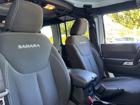 Used 2018 Jeep Wrangler Unlimited Sahara AWD/4WD image 29
