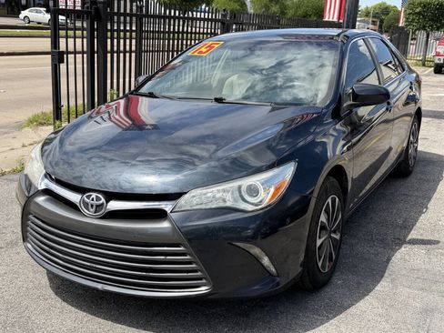 Used 2015 Toyota Camry LE image 3