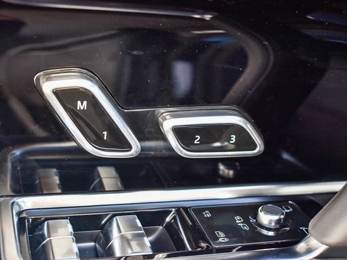 Certified 2025 Land Rover Range Rover SE image 23