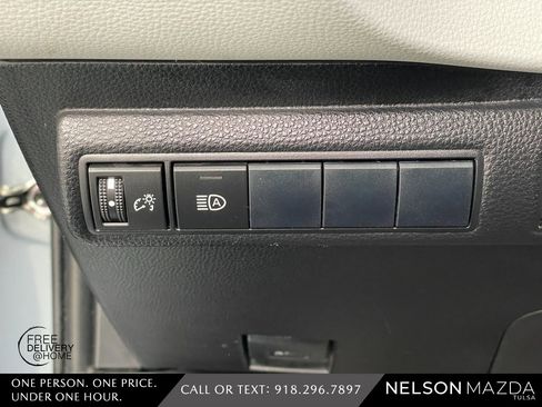 Used 2020 Toyota Corolla SE image 29