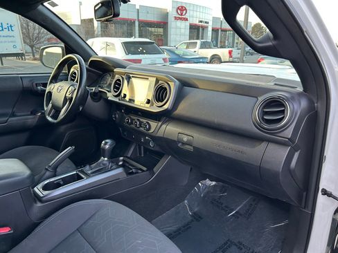 Used 2016 Toyota Tacoma TRD Sport image 28