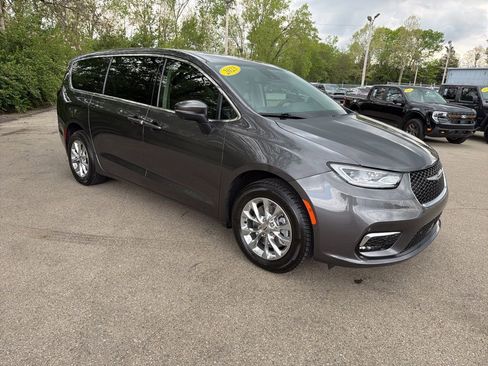 Used 2023 Chrysler Pacifica Touring-L AWD/4WD image 9