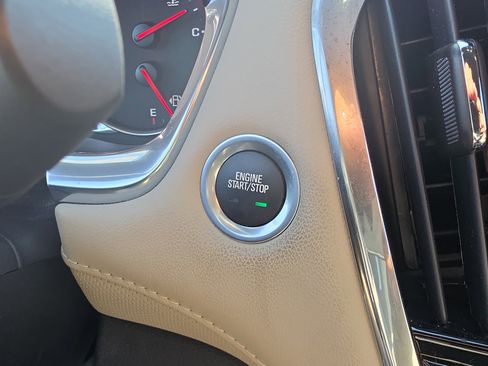 Used 2023 Chevrolet Traverse Premier FWD image 30