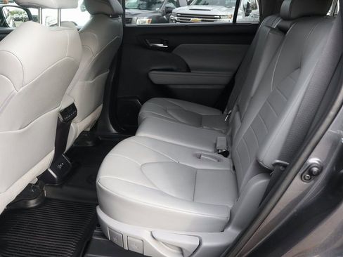 Used 2021 Toyota Highlander XLE image 42