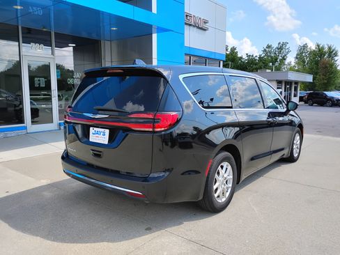 Used 2025 Chrysler Pacifica Select FWD image 7