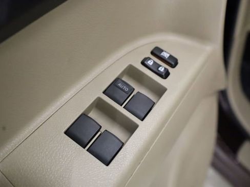 Used 2011 Toyota Highlander SE image 18