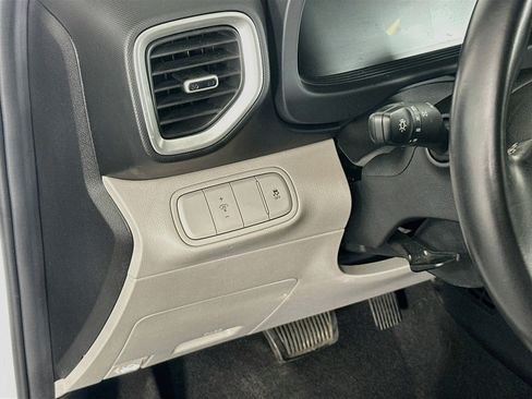 Used 2025 Hyundai Venue SEL FWD image 17