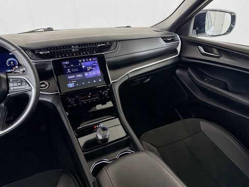 Used 2025 Jeep Grand Cherokee Altitude image 25