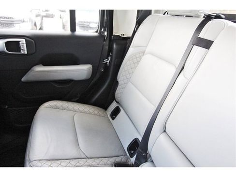 Used 2022 Jeep Gladiator Overland image 11