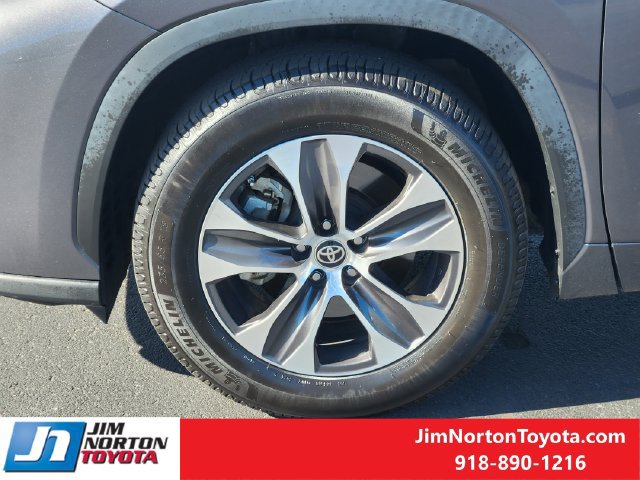 Used 2021 Toyota Highlander XLE FWD image 12