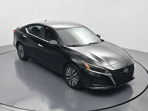 Used 2025 Nissan Altima 2.5 SV FWD image 30