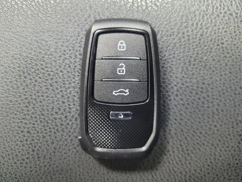 Used 2019 Toyota Camry LE w/ Convenience Package image 32