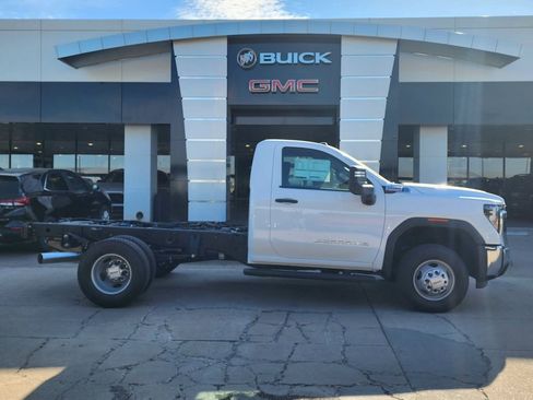 New 2026 GMC Sierra 3500 Pro w/ Convenience Package image 2