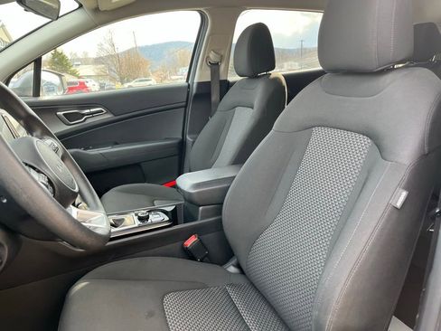 Used 2025 Kia Sportage LX image 9